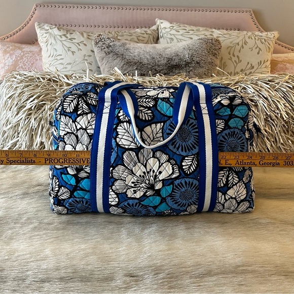 VERA BRADLEY Blue Bayou 2014 Sport Duffel 2 Handle Trolly Sleeve White Floral - Picture 7 of 13